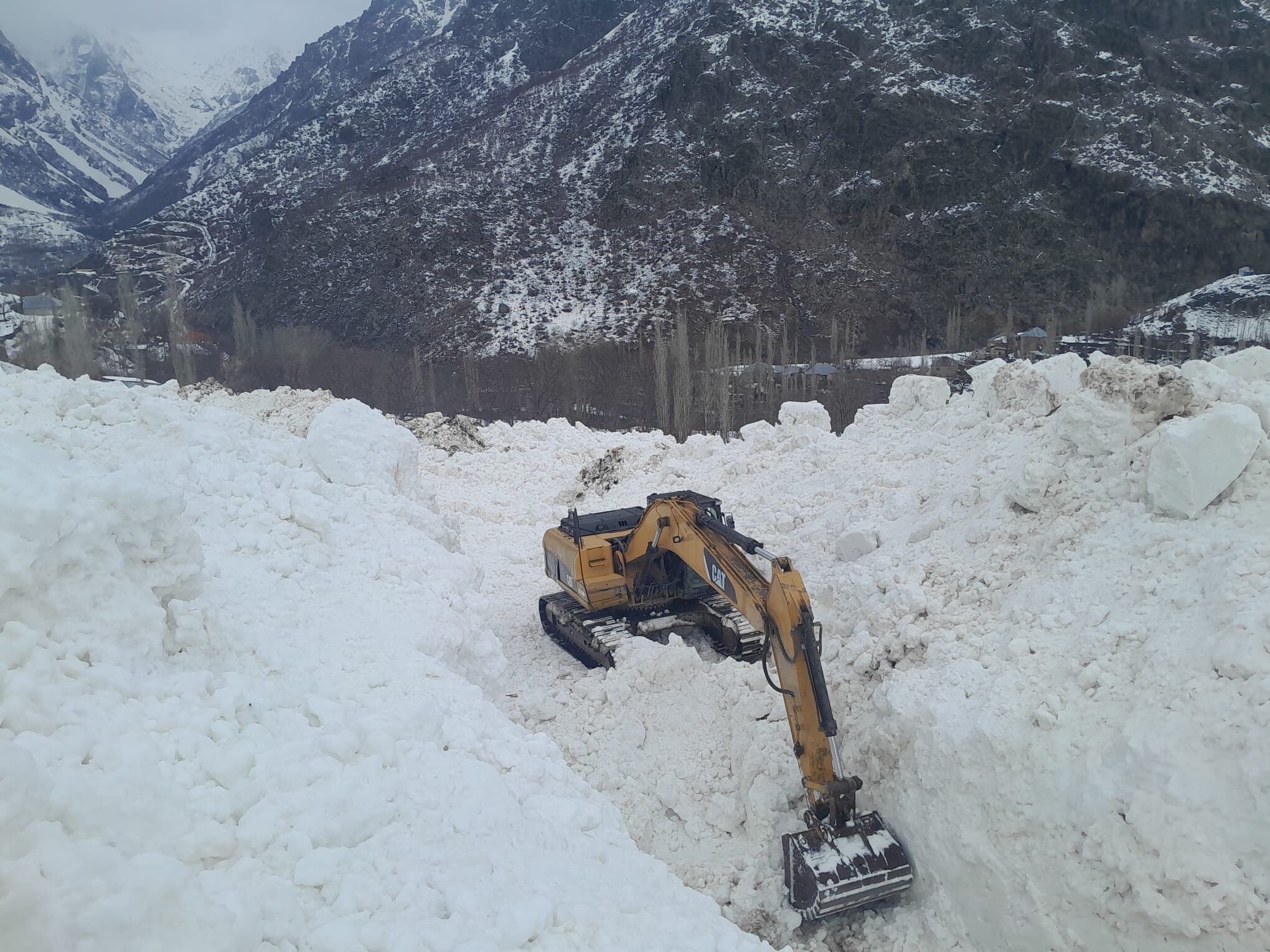 Hakkari'de çığın kapattığı köy yolunda çalışma başlatıldı
