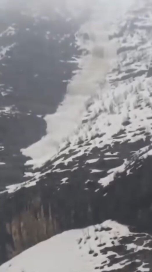 Beytüşşebap’ta çığ düşme anı kamerada