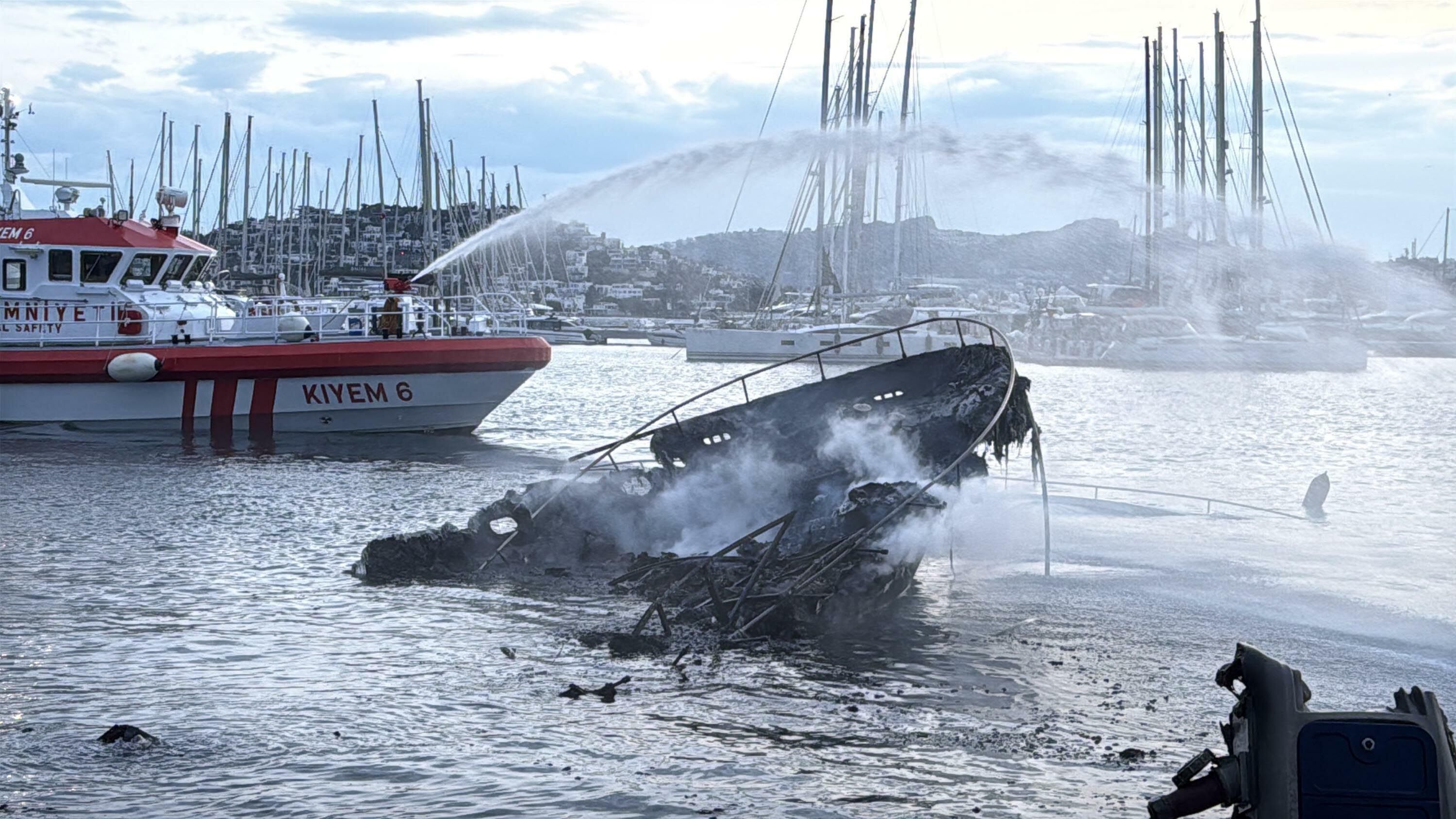 Marinada çıkan yangında 8 motoryat alev alev yandı