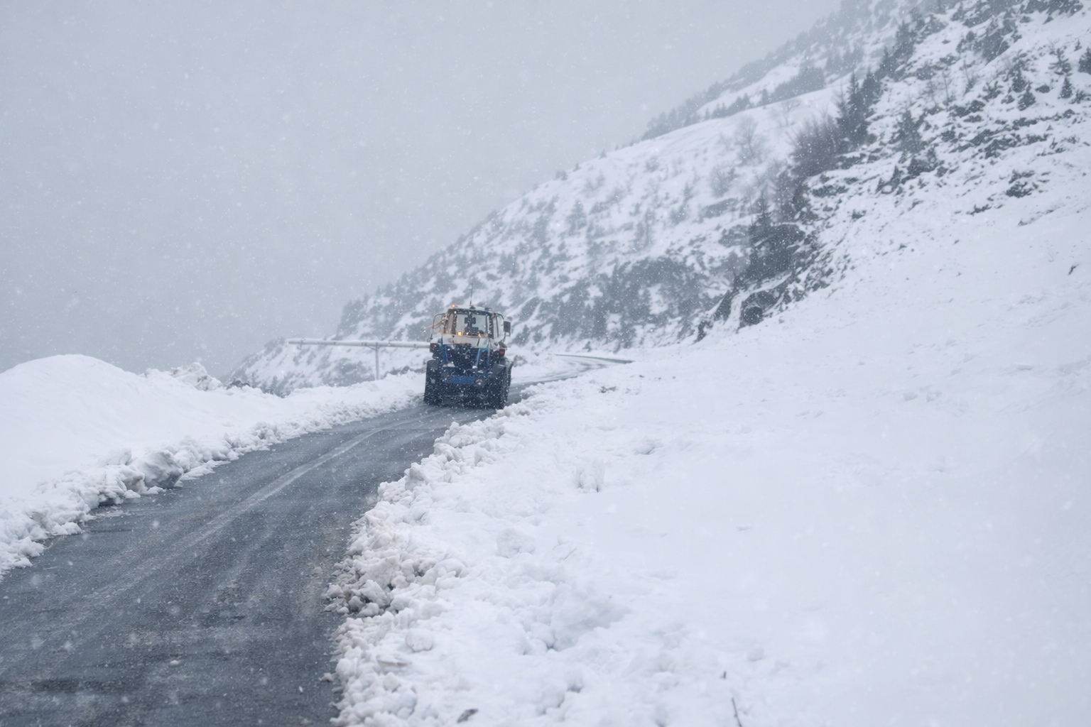 Hakkari - Şırnak yolunda çok sayıda araç mahsur kaldı