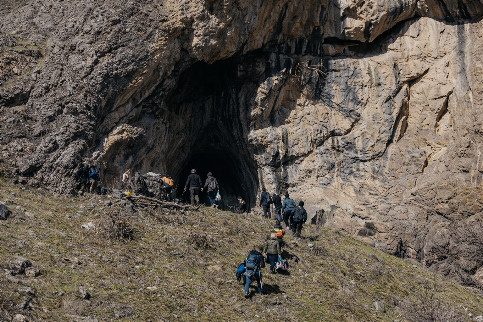 Hakkari'de 20 kişilik ekip mağarada iftar açtı