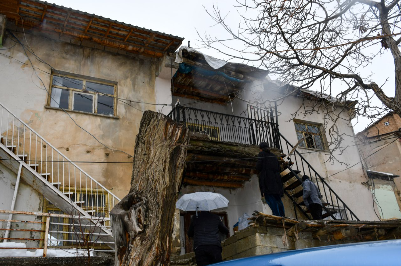 Hakkari'de 2 katlı evin damı çöktü