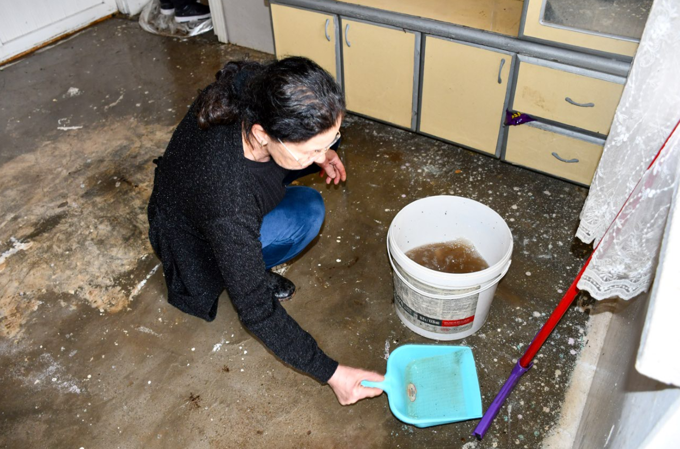 Hakkari'de 2 katlı evin damı çöktü