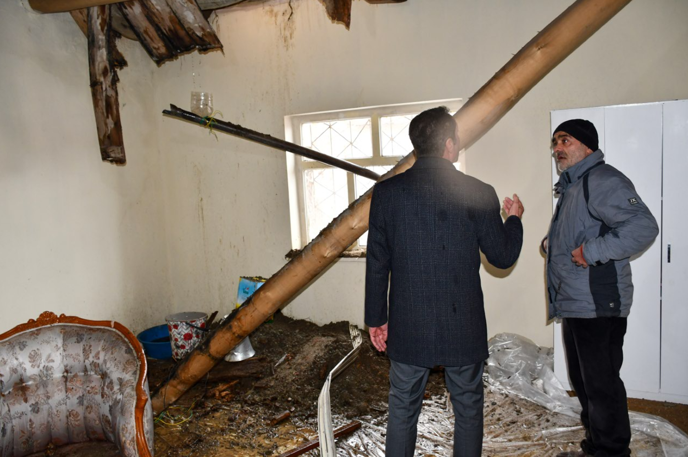 Hakkari'de 2 katlı evin damı çöktü