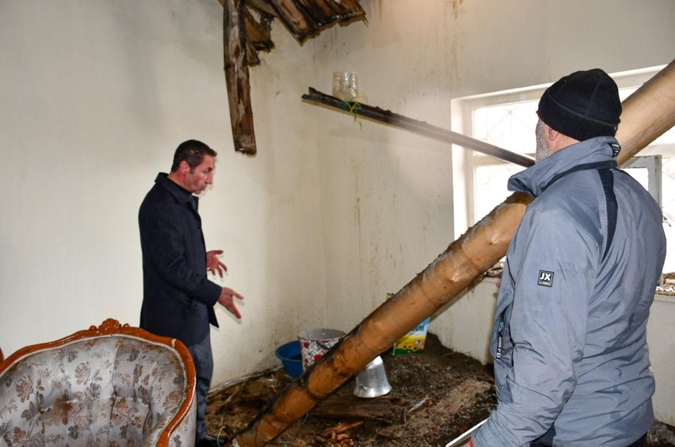 Hakkari'de 2 katlı evin damı çöktü