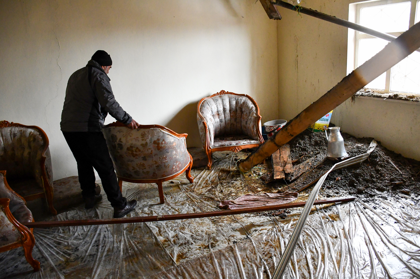 Hakkari'de 2 katlı evin damı çöktü