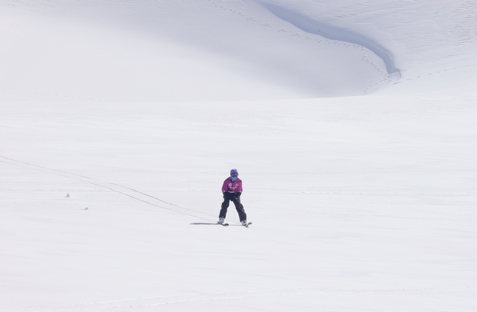 Hakkari'de doğal karla kaplı pistlerde kayak keyfi