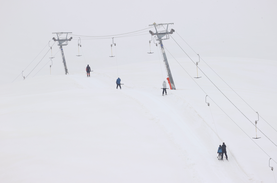 Hakkari'de doğal karla kaplı pistlerde kayak keyfi