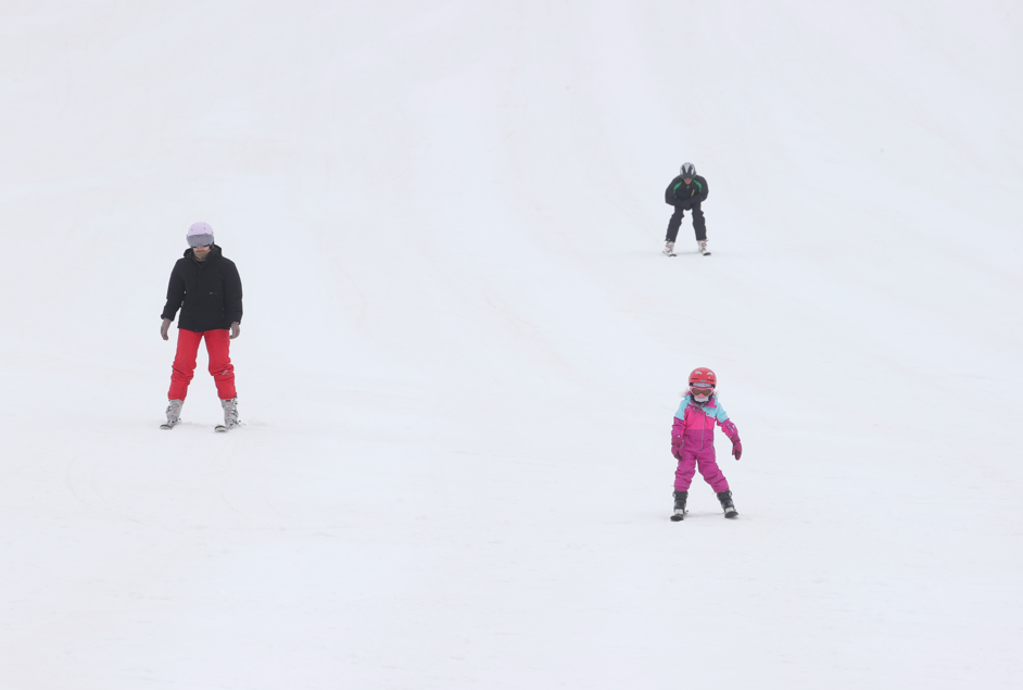 Hakkari'de doğal karla kaplı pistlerde kayak keyfi