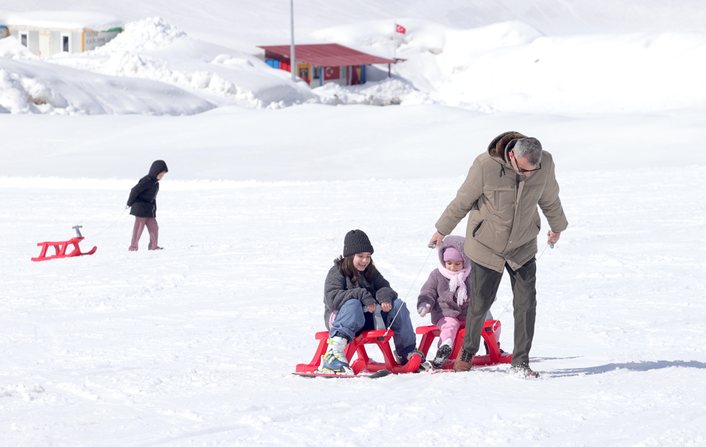 Hakkari'de doğal karla kaplı pistlerde kayak keyfi