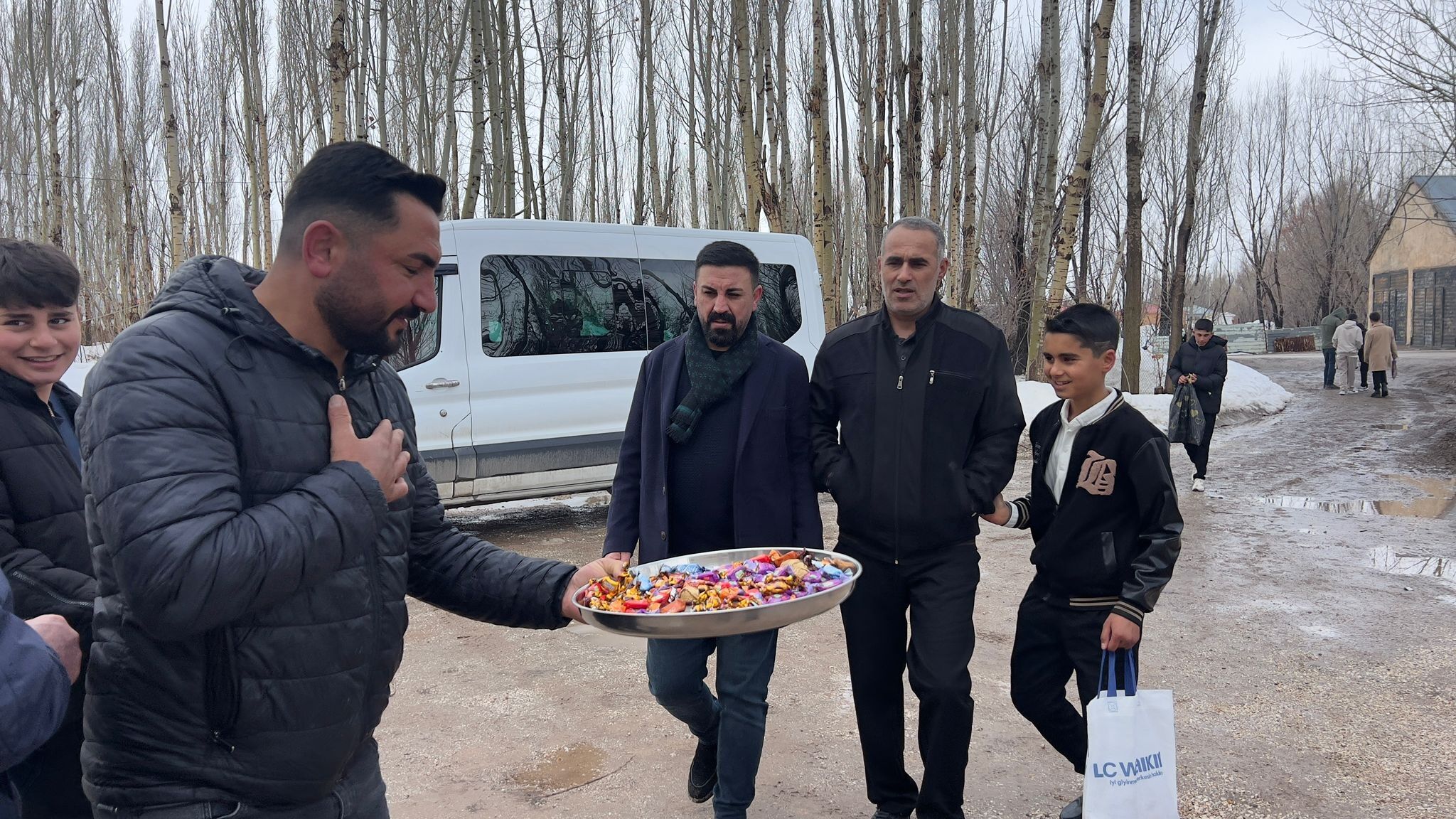 Kar altında asırlık bayramlaşma geleneği devam etti