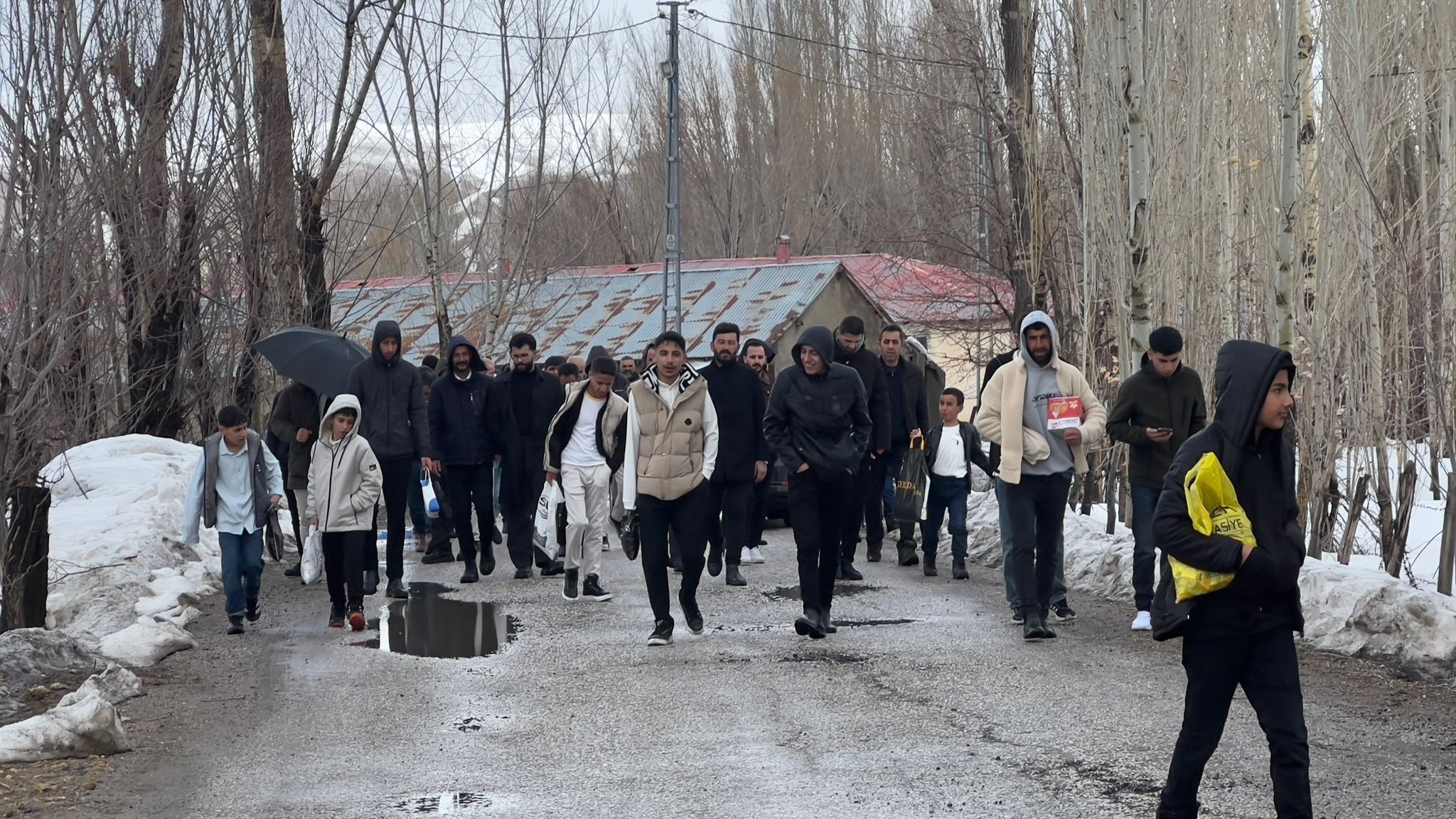 Kar altında asırlık bayramlaşma geleneği devam etti