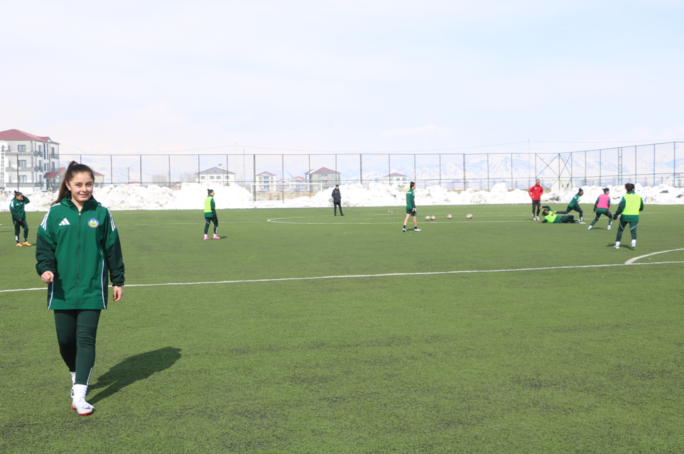 Köy ve mahalle muhtarlarından kadın takımına ziyaret