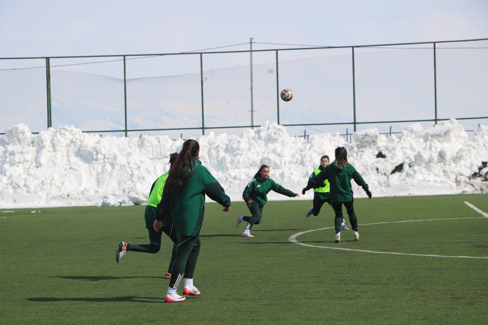 Köy ve mahalle muhtarlarından kadın takımına ziyaret
