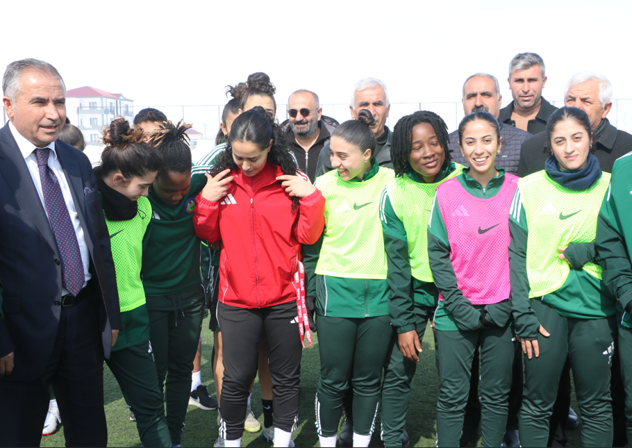 Köy ve mahalle muhtarlarından kadın takımına ziyaret