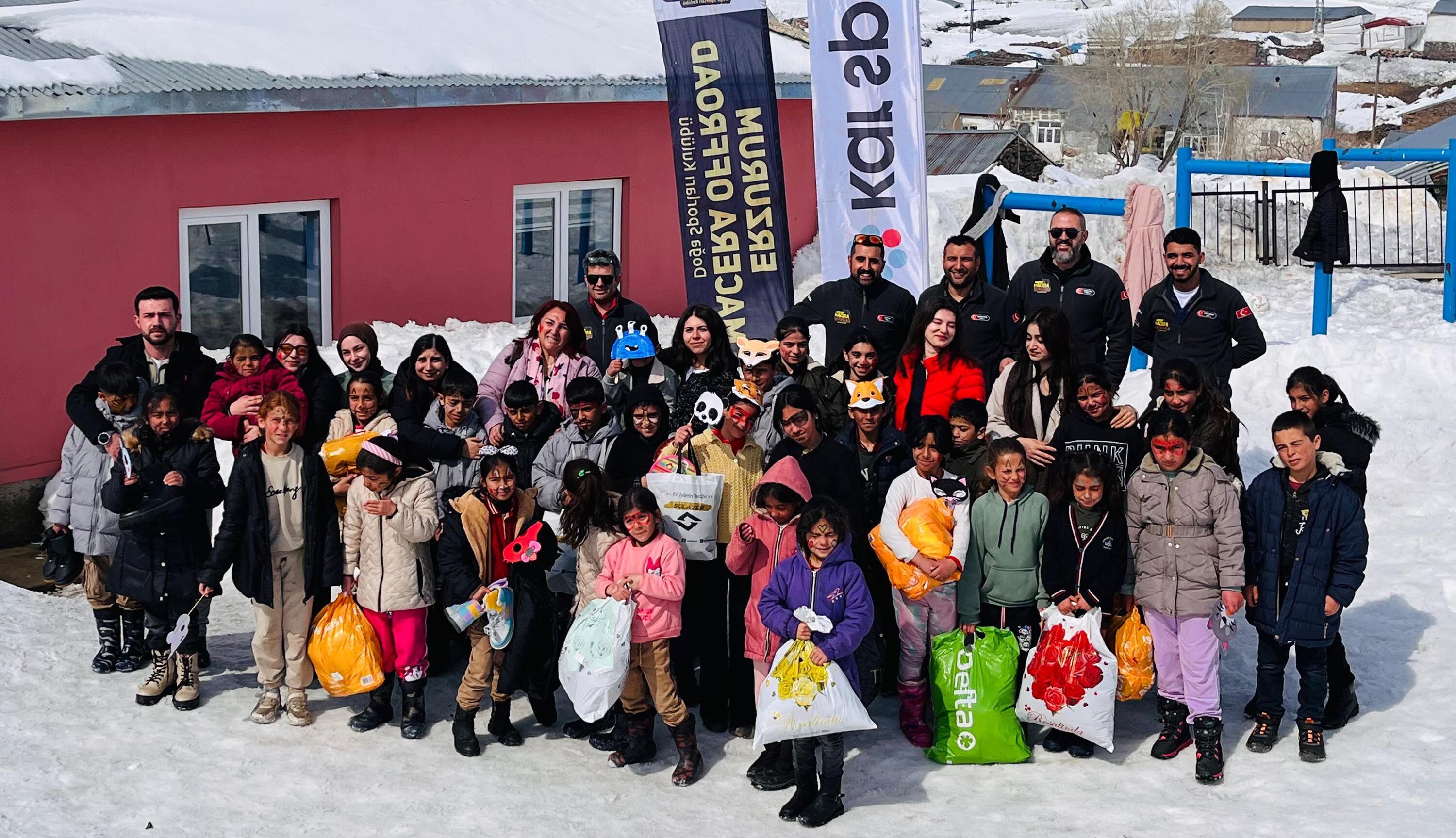 Öğrencilere yardım için kar tünellerini aştılar