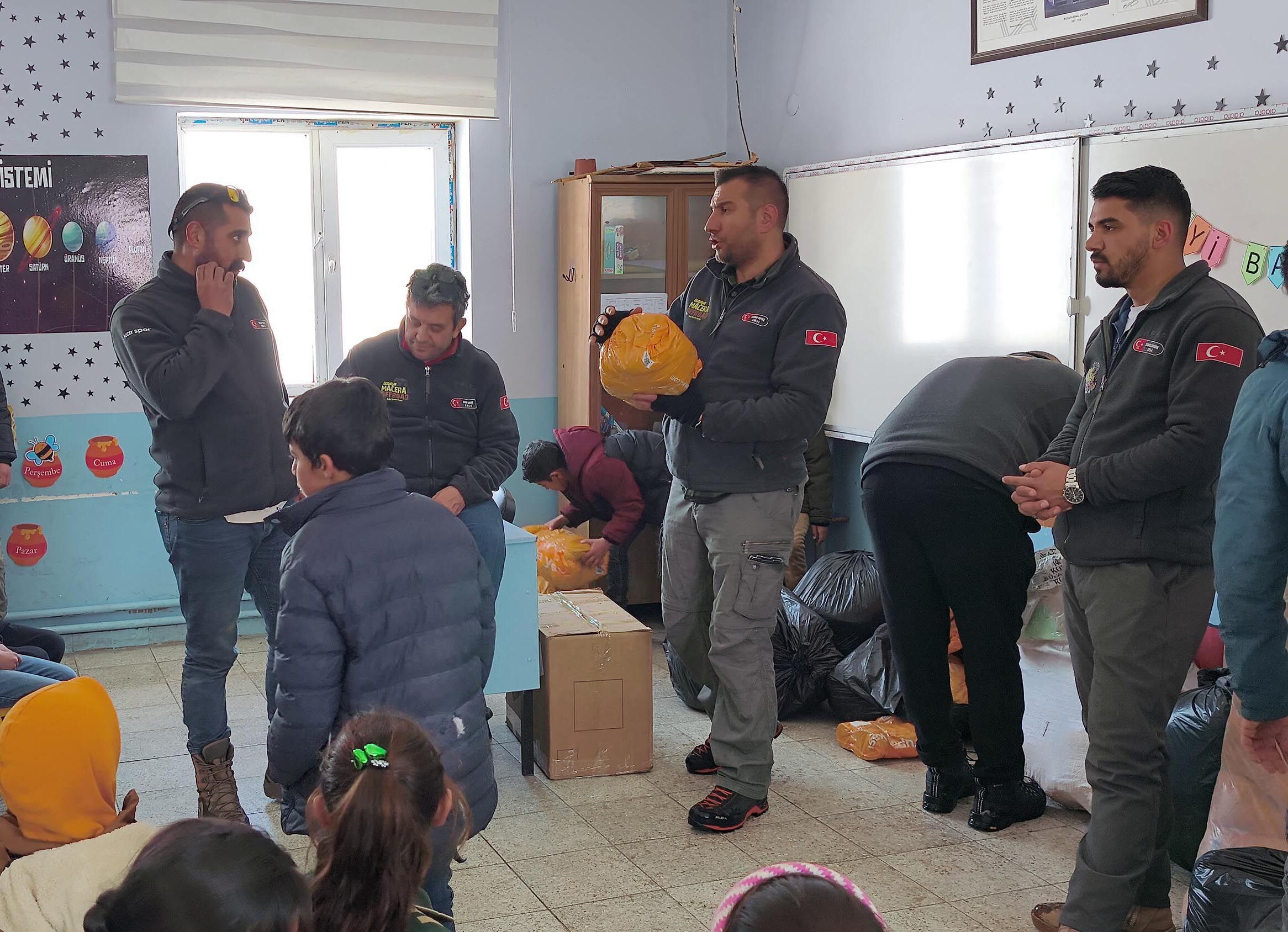 Öğrencilere yardım için kar tünellerini aştılar