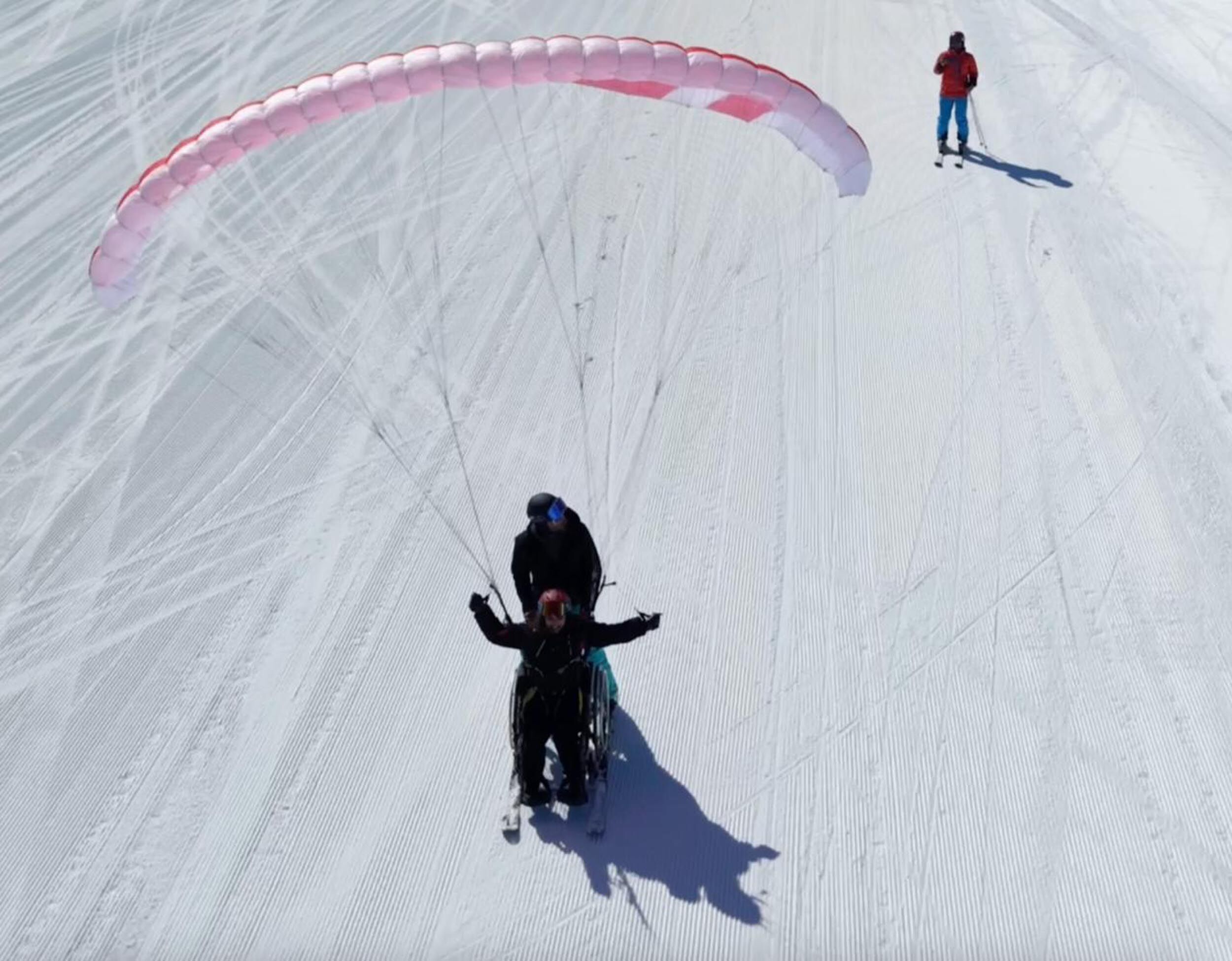 Tekerlekli sandalyede kayak yapma hayalini gerçekleştirdi
