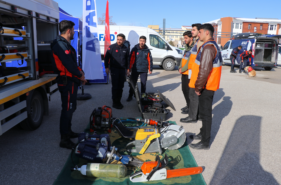 Van’da üniversitelilere afet eğitimi