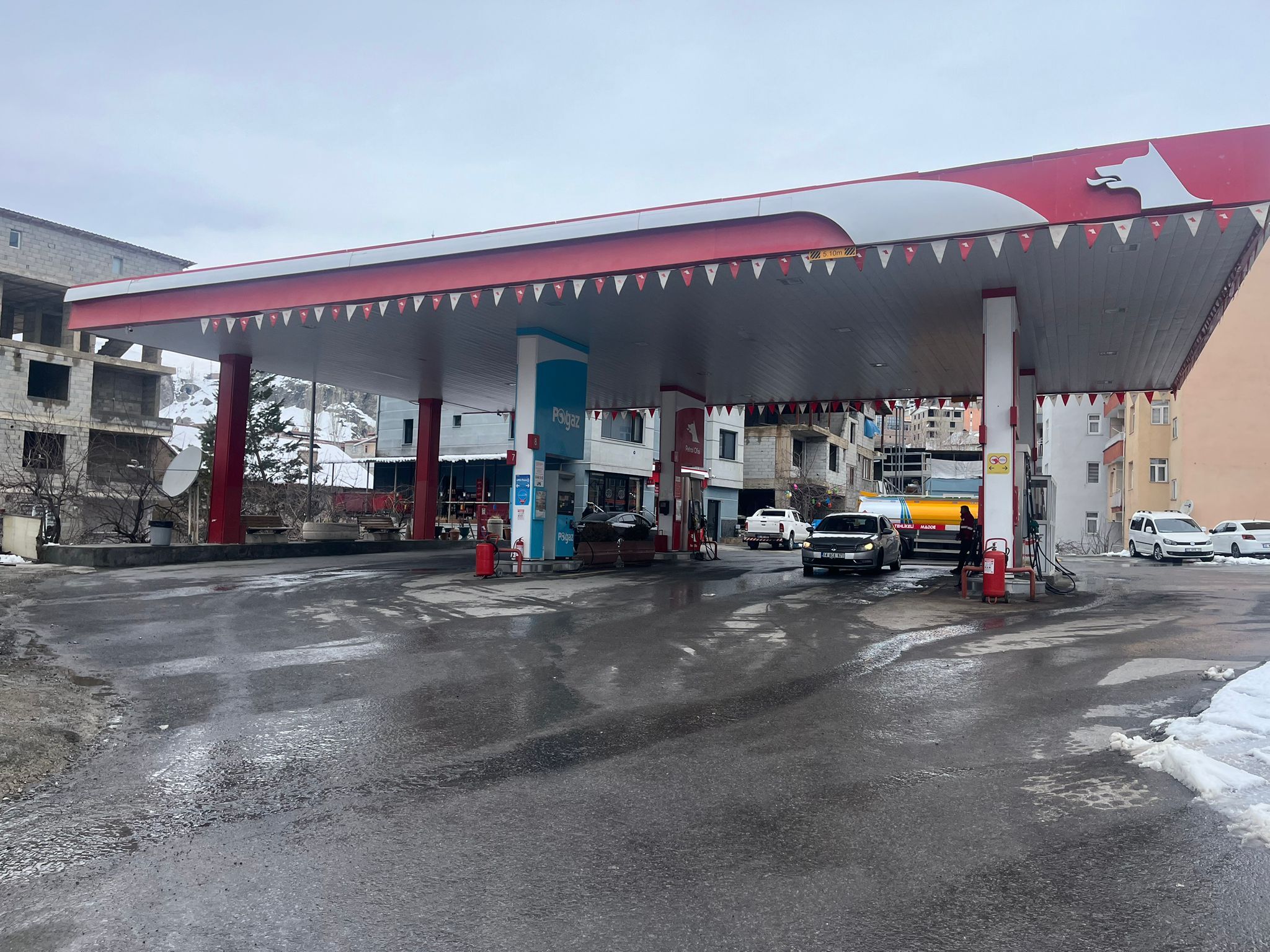 Hakkari’de motorinin litresi 80 TL’yi aştı