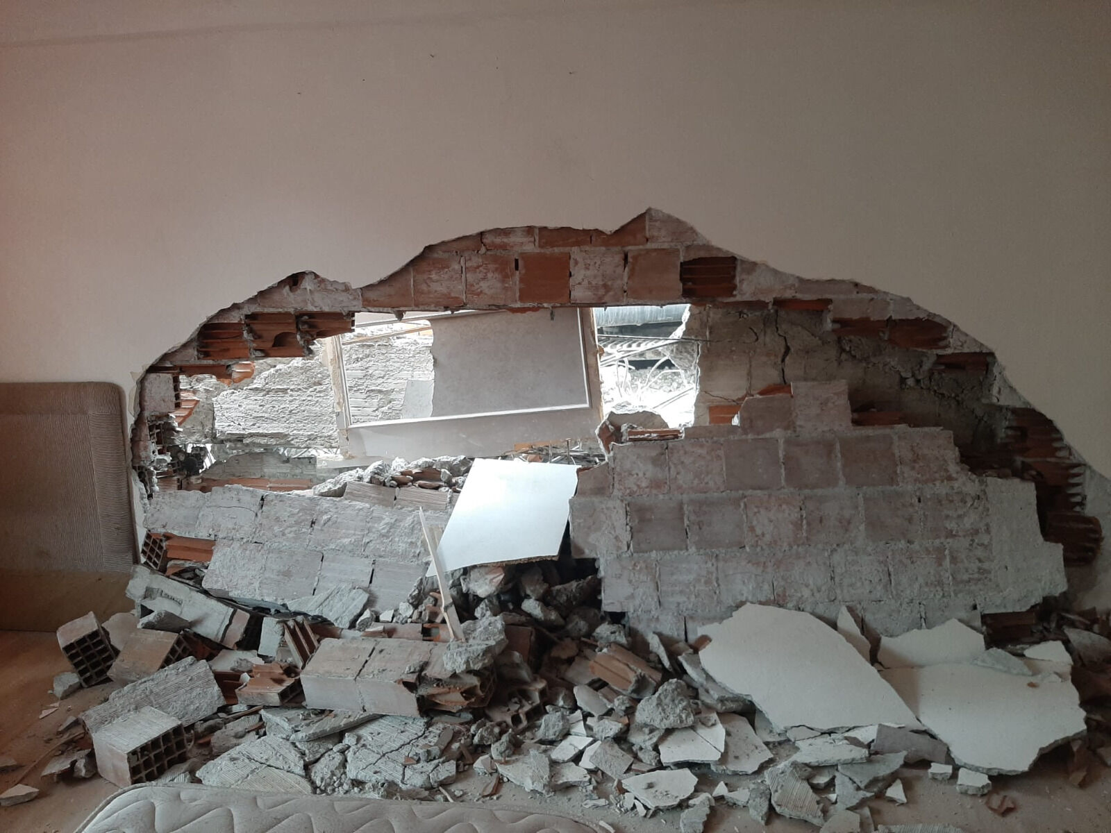 Kontrolsüz yıkım, komşu dairenin duvarını yıktı