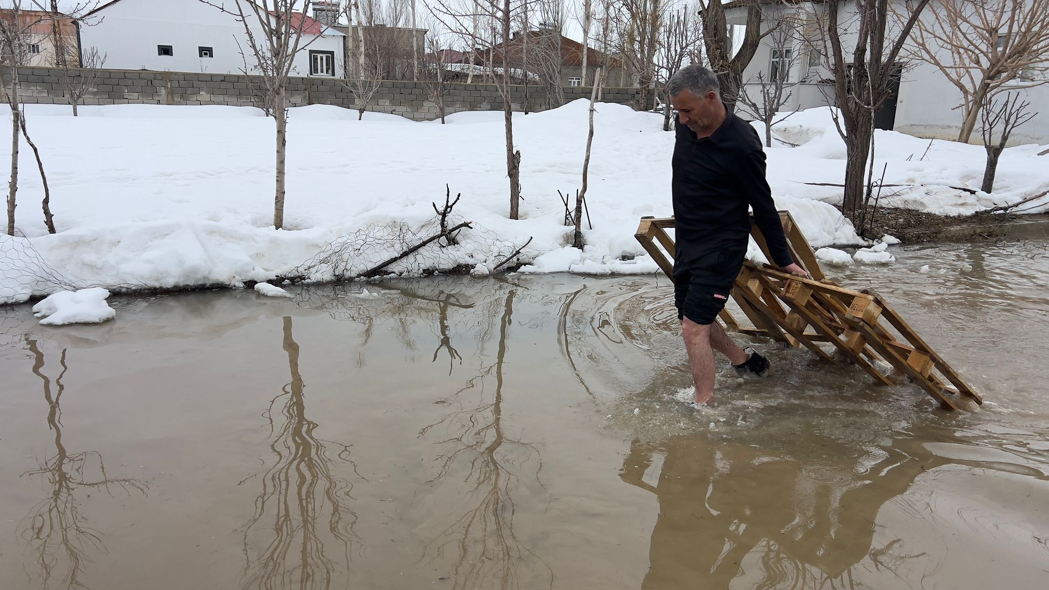 Yüksekova’da eriyen kar suları evlere dayandı