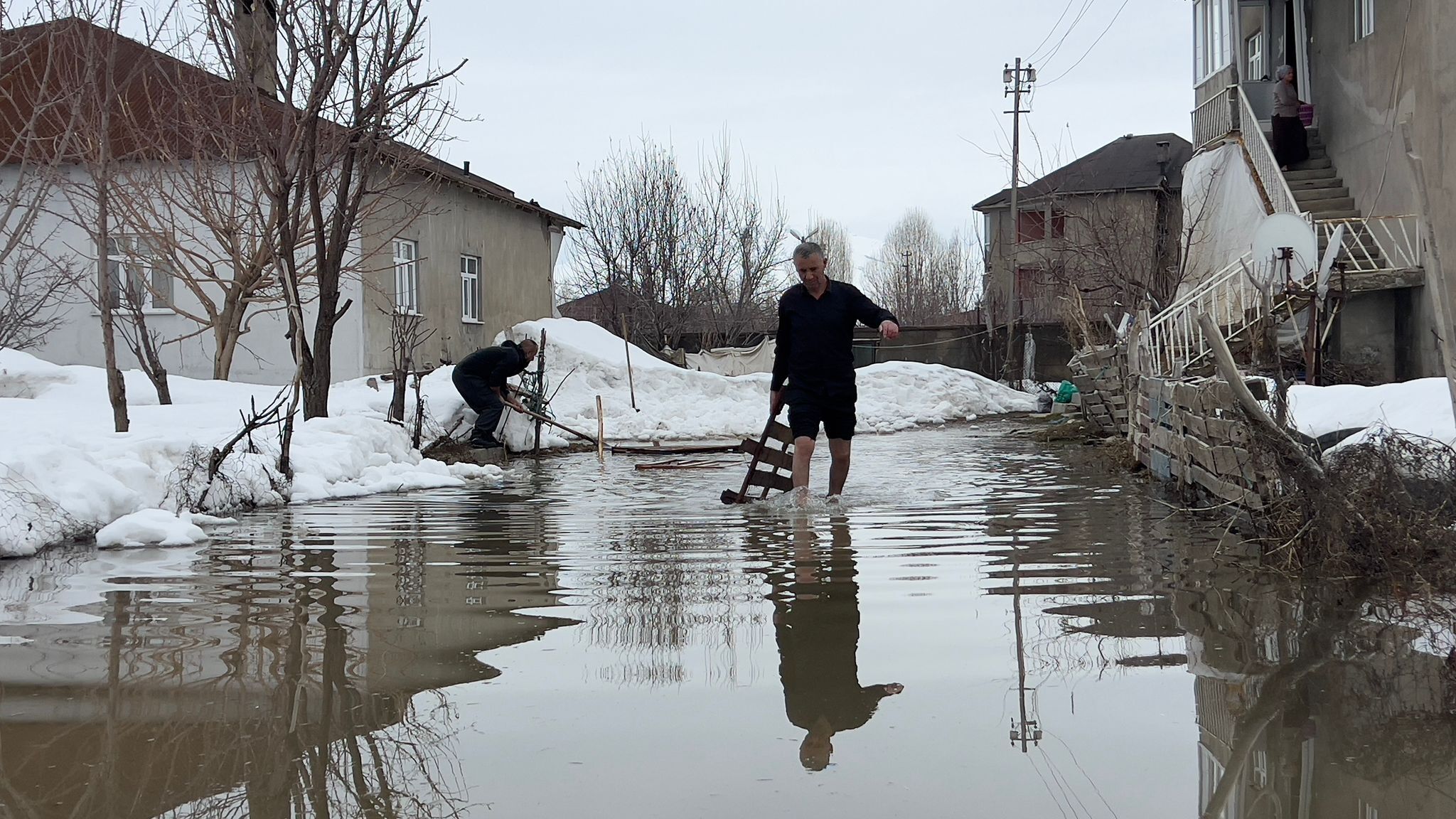 Yüksekova’da eriyen kar suları evlere dayandı