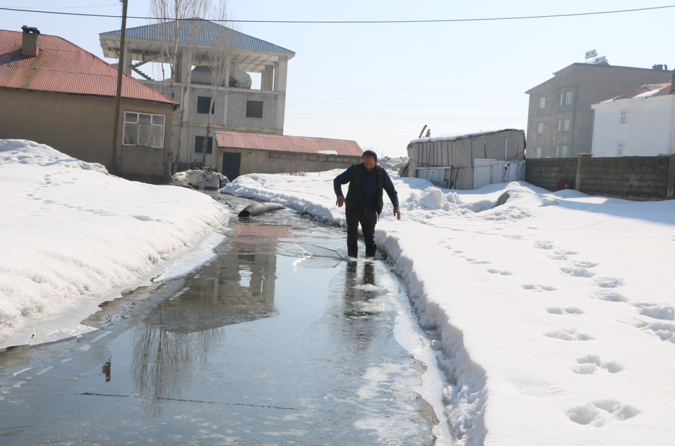 Yüksekova’da rögarlar taştı, evleri su bastı