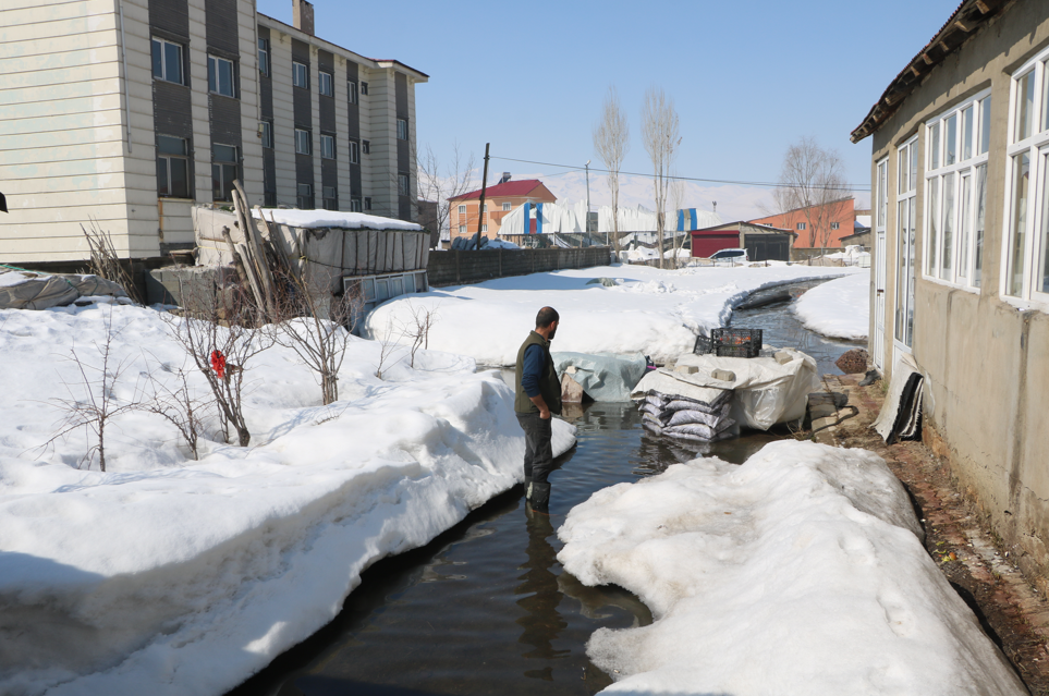 Yüksekova’da rögarlar taştı, evleri su bastı