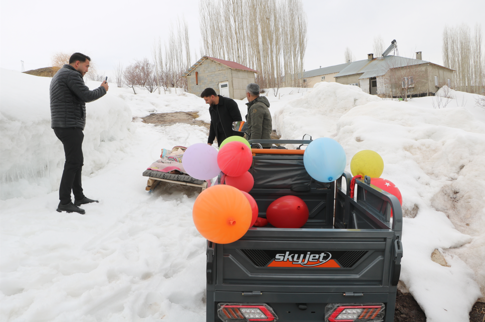 Yüksekova’da 4 çocuk için tek başına direnen baba