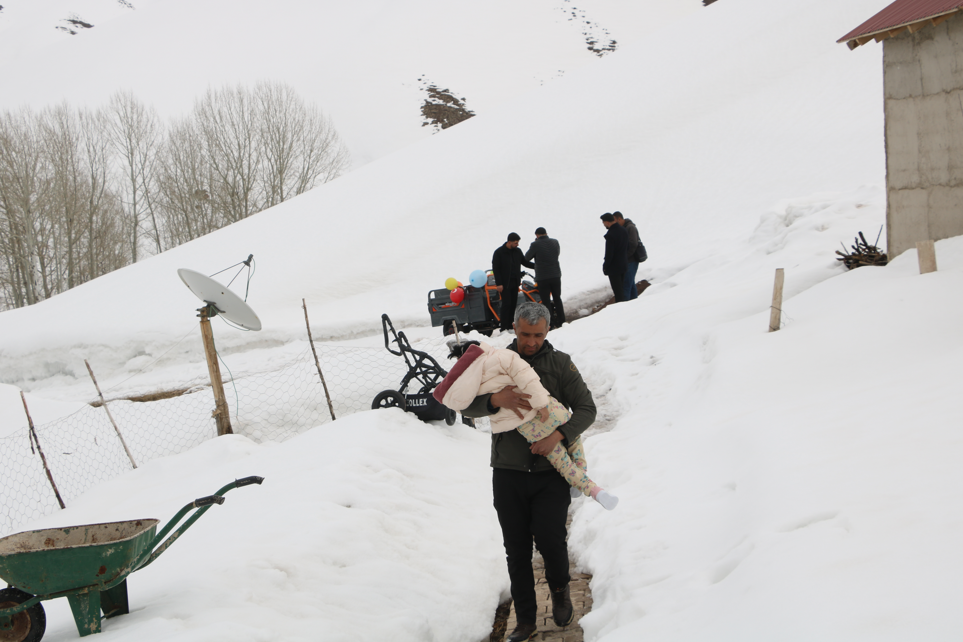 Yüksekova’da 4 çocuk için tek başına direnen baba