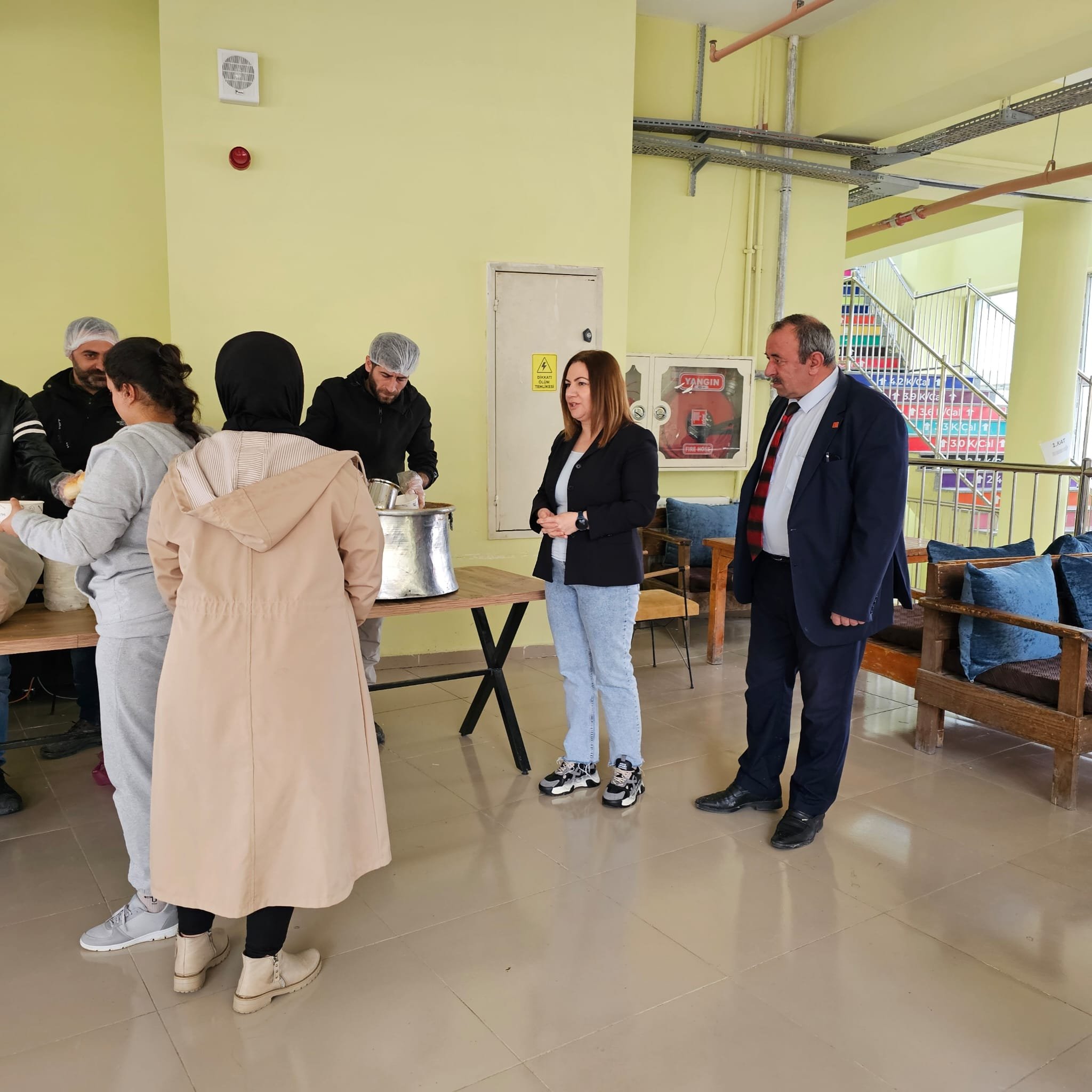 CHP Hakkari İl Örgütü’nden öğrencilere sıcak çorba ikramı