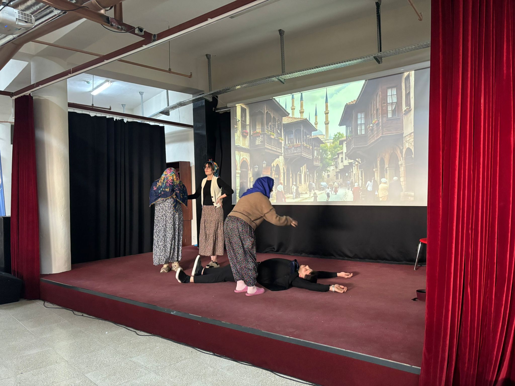 Hakkari Üniversitesi’nde tiyatro gösterisi