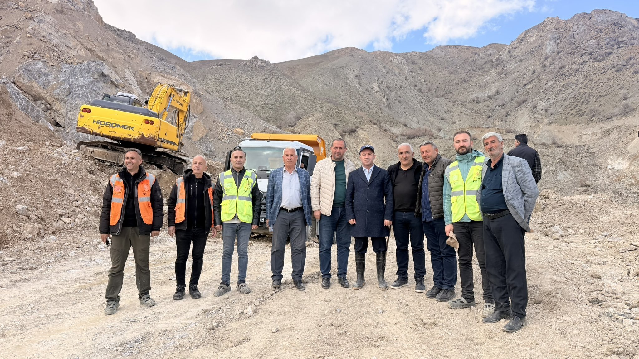 Ankara heyeti heyelan bölgesinde: Yolun yarın açılması planlanıyor