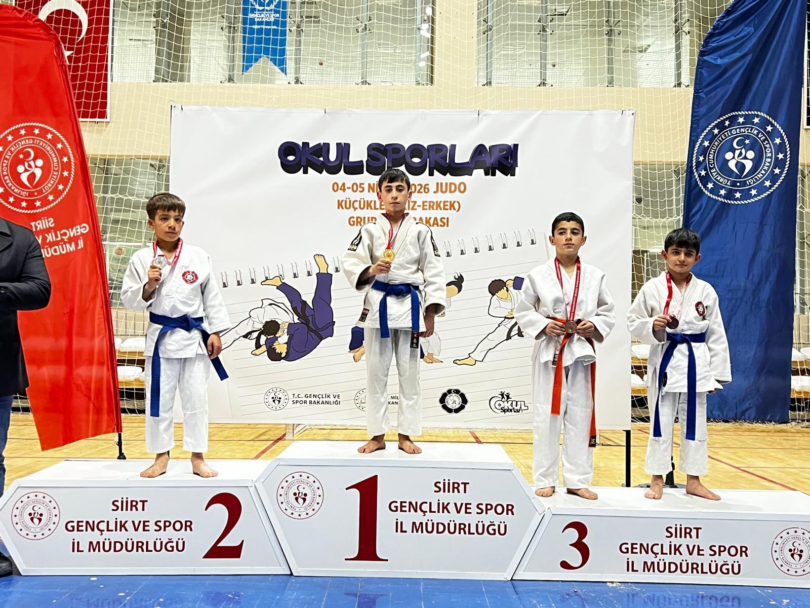 Hakkarili küçük sporculardan Siirt’te büyük başarı