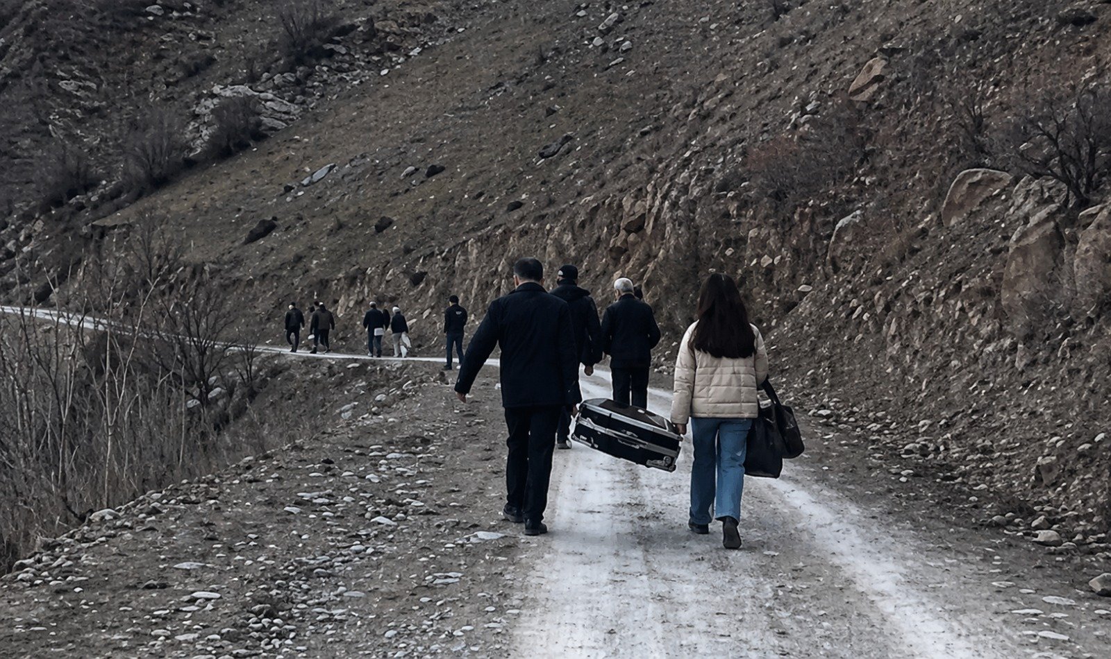 Hakkari’de yol yok: Yaşlısı, kadını valizlerle yollarda