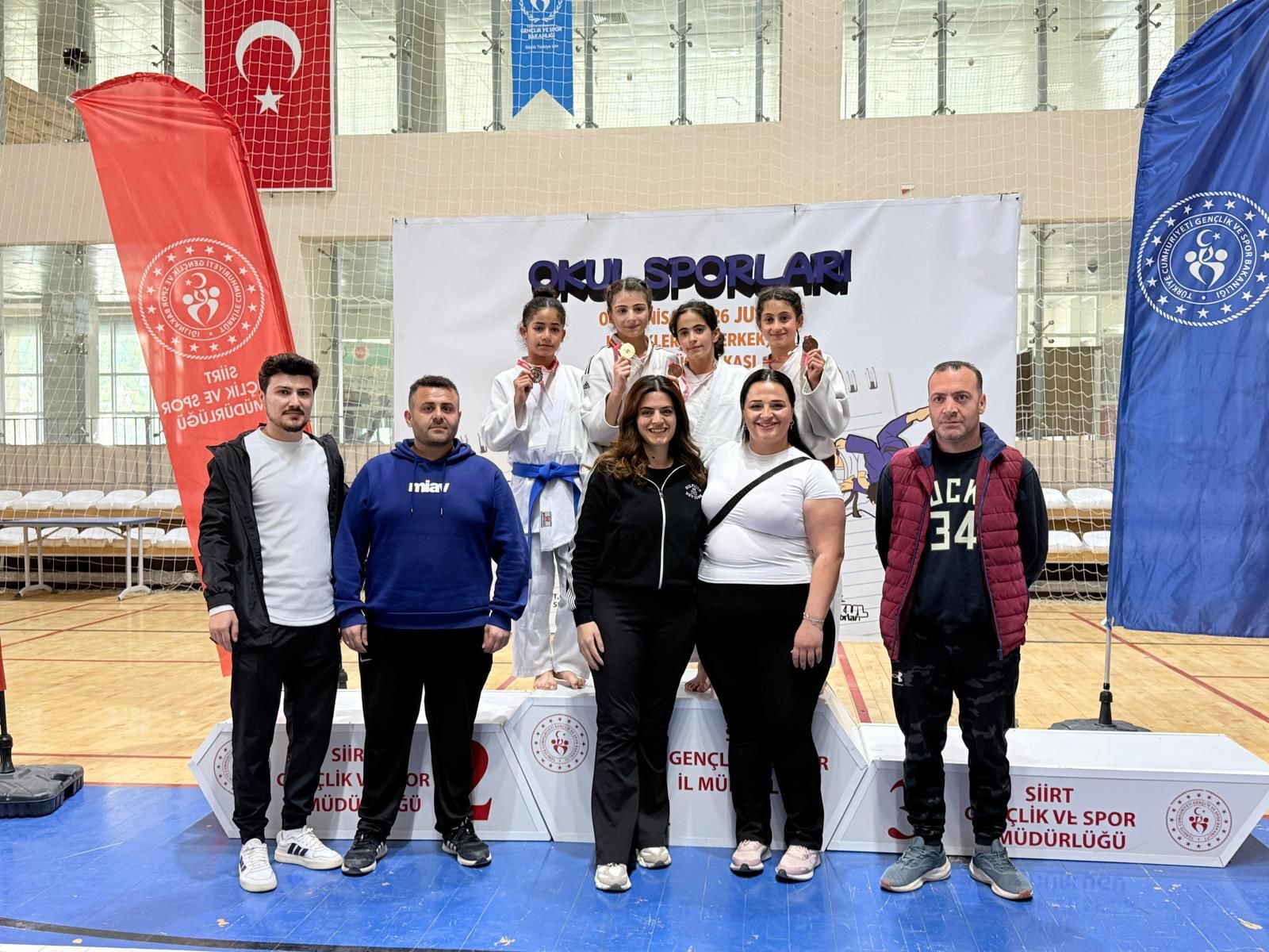 Hakkarili küçük sporculardan Siirt’te büyük başarı