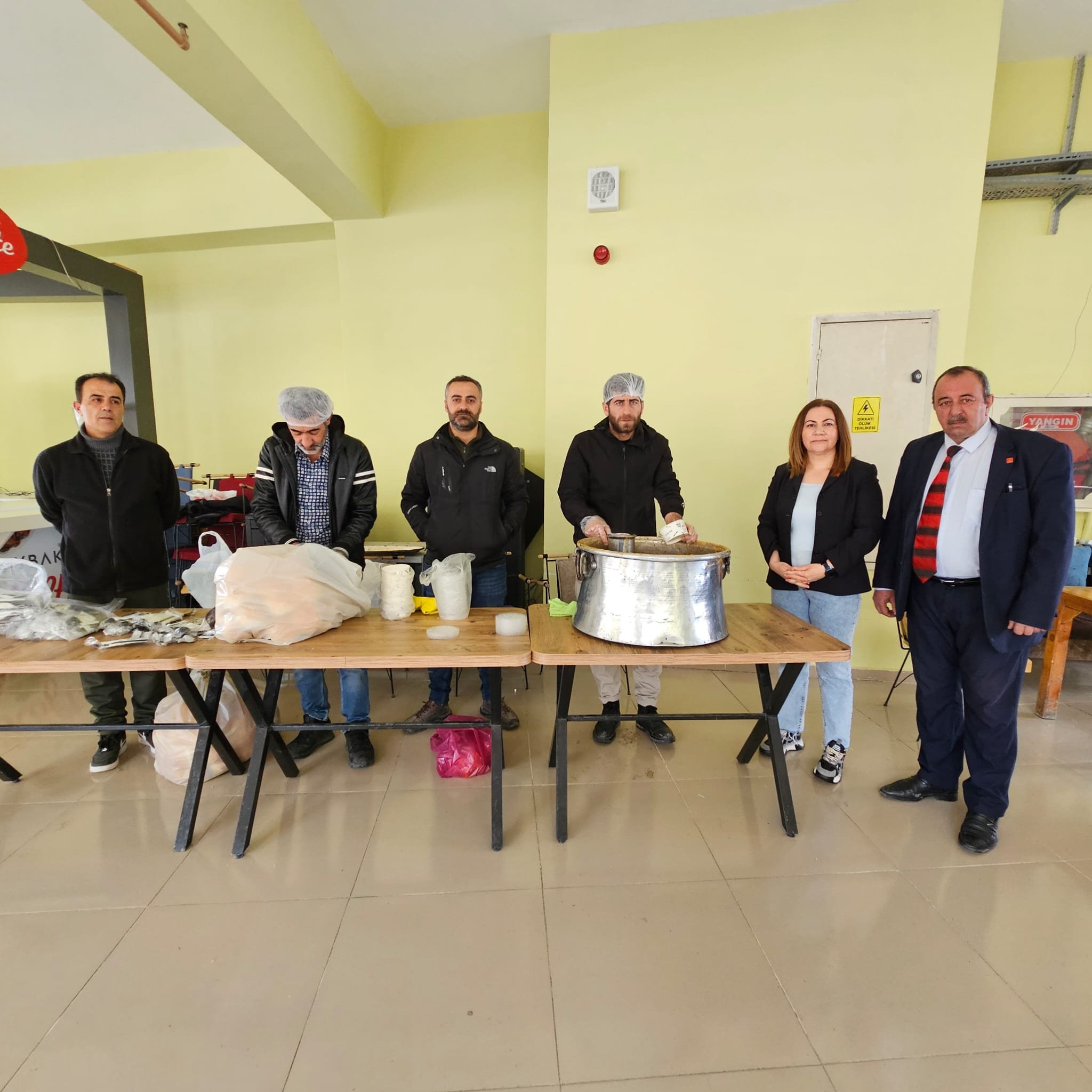 CHP Hakkari İl Örgütü’nden öğrencilere sıcak çorba ikramı