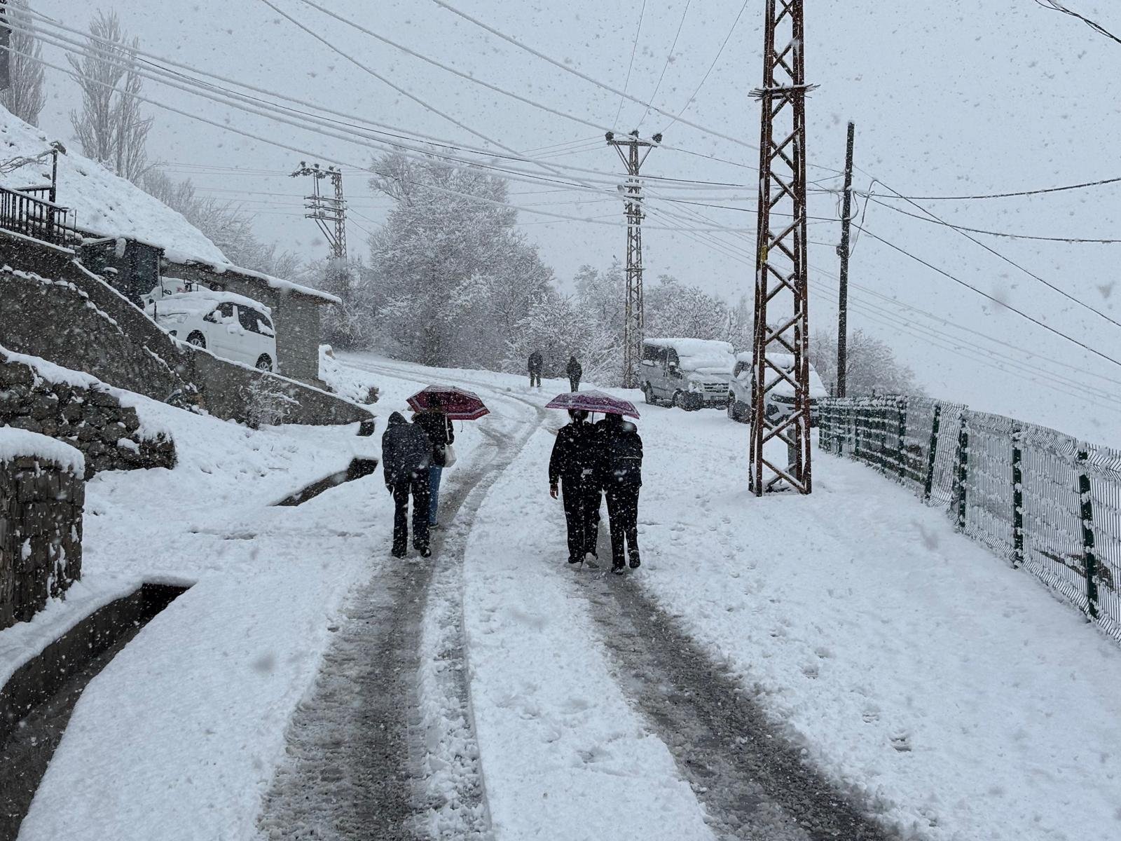 3-1412Hakkari’ye Nisan şoku: Kar yağışı hayatı felç etti