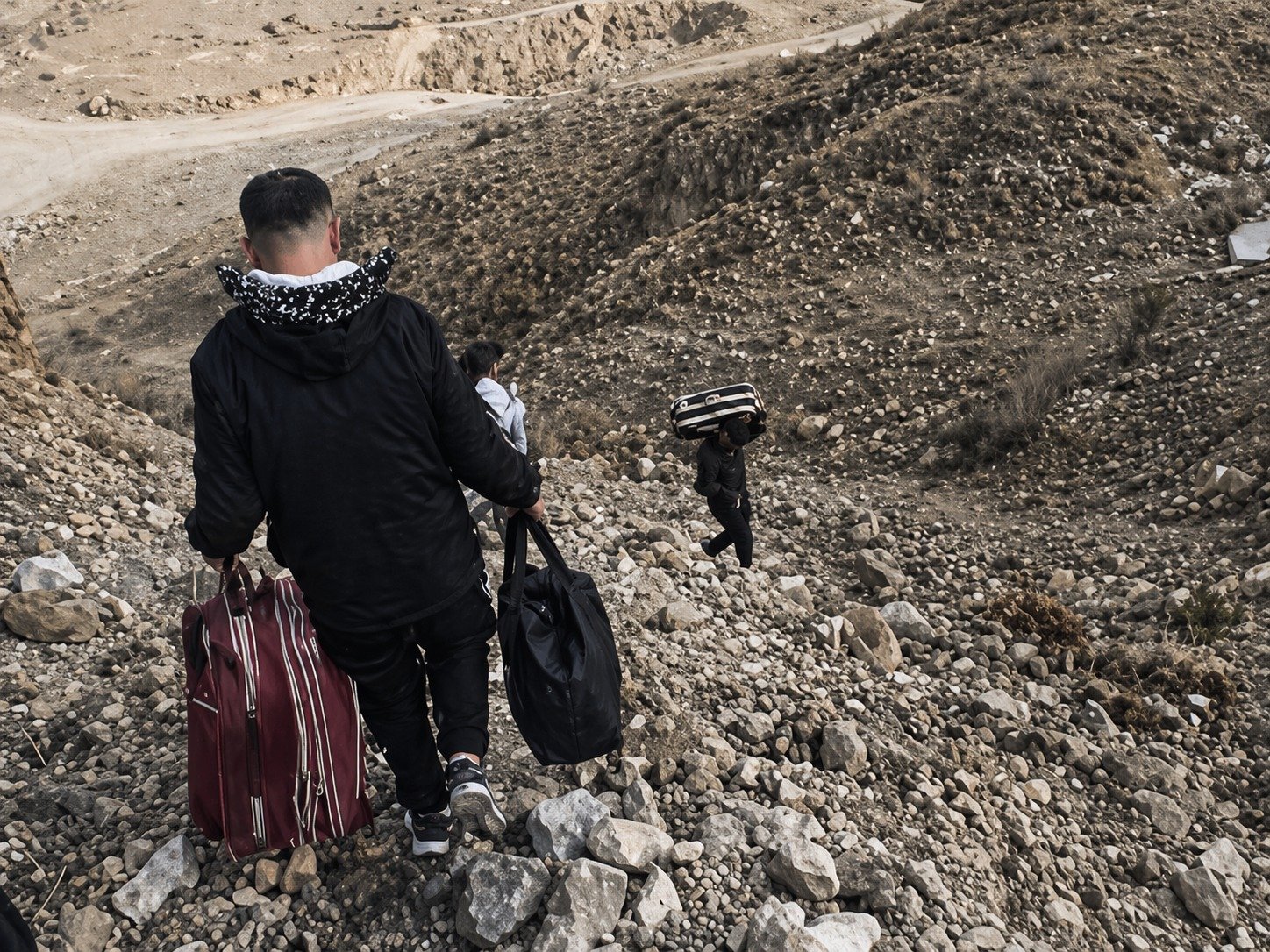 Hakkari’de yol yok: Yaşlısı, kadını valizlerle yollarda