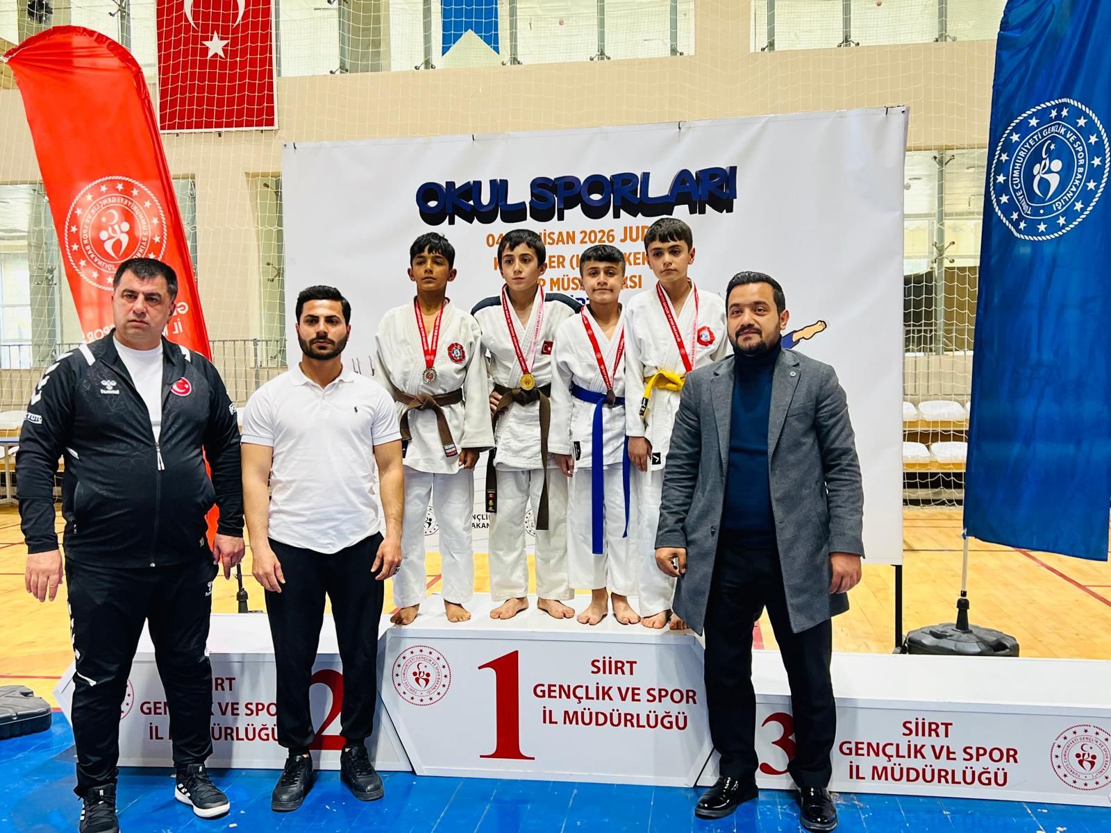 Hakkarili küçük sporculardan Siirt’te büyük başarı