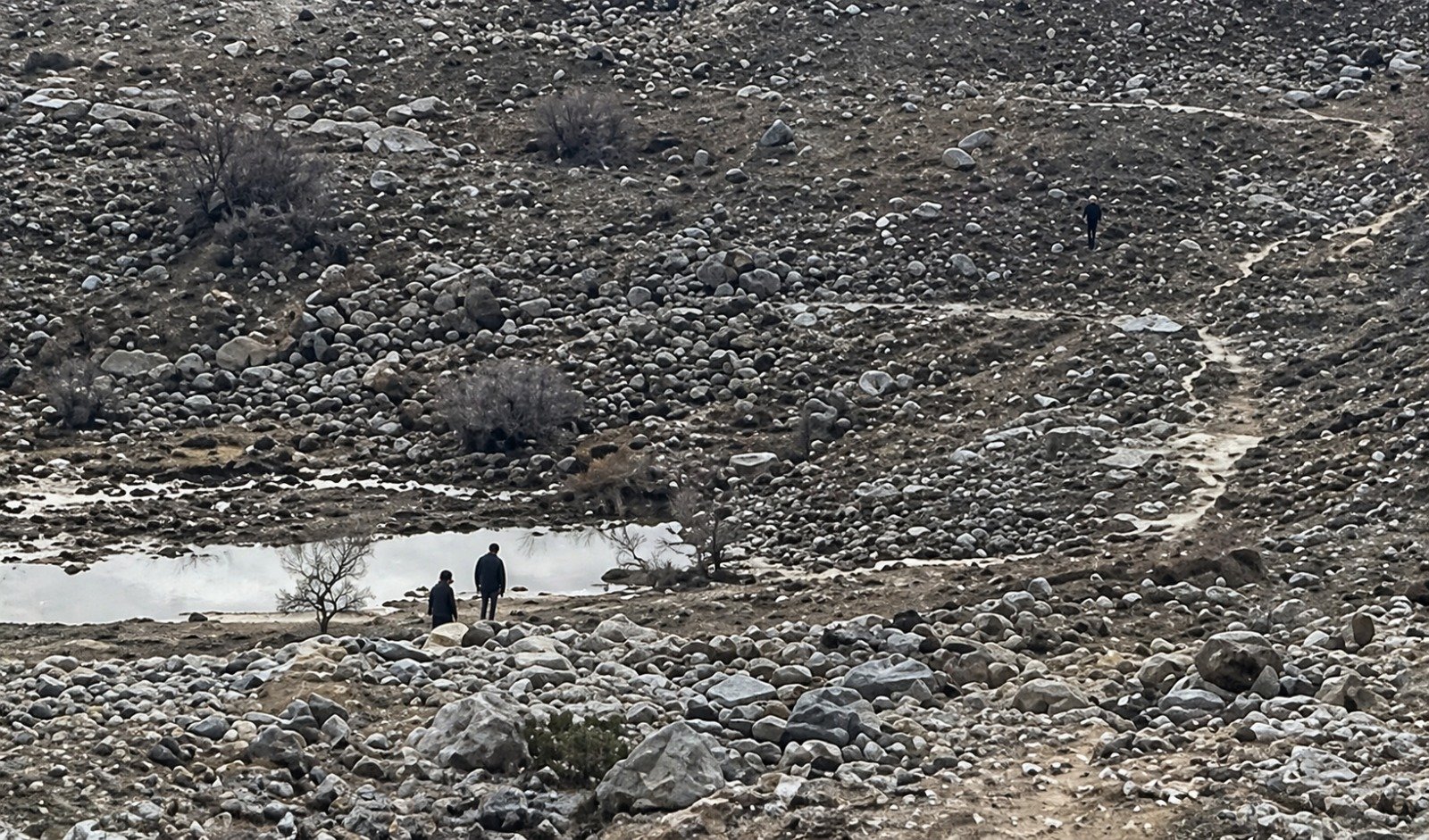 Hakkari’de yol yok: Yaşlısı, kadını valizlerle yollarda