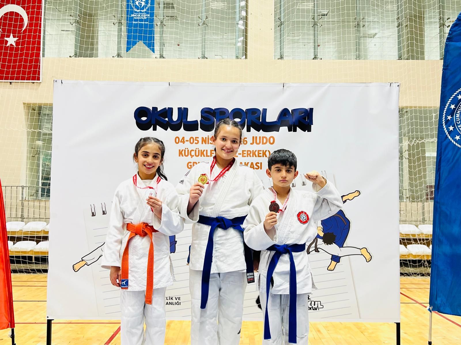 Hakkarili küçük sporculardan Siirt’te büyük başarı