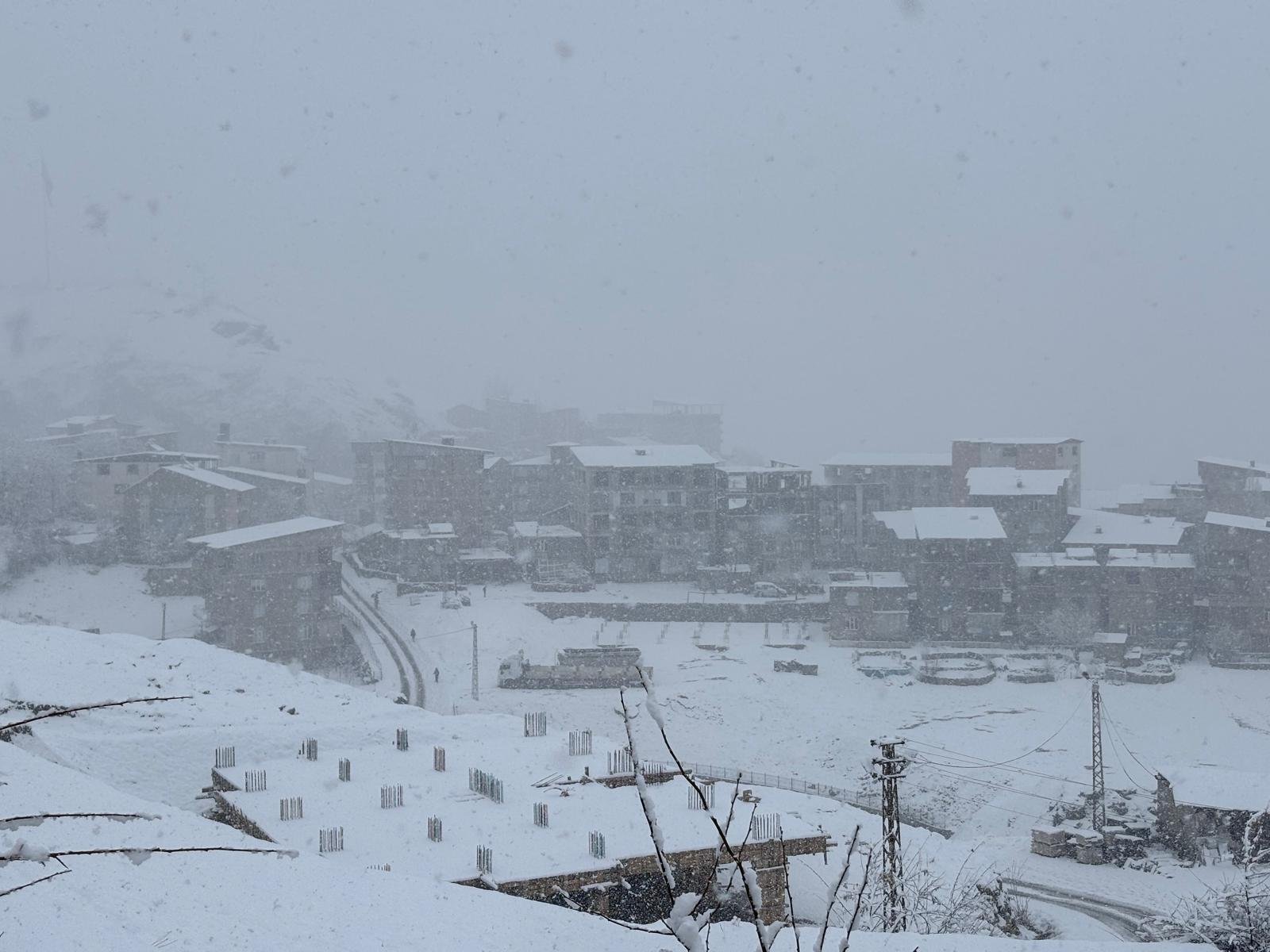 Hakkari’ye Nisan şoku: Kar yağışı hayatı felç etti
