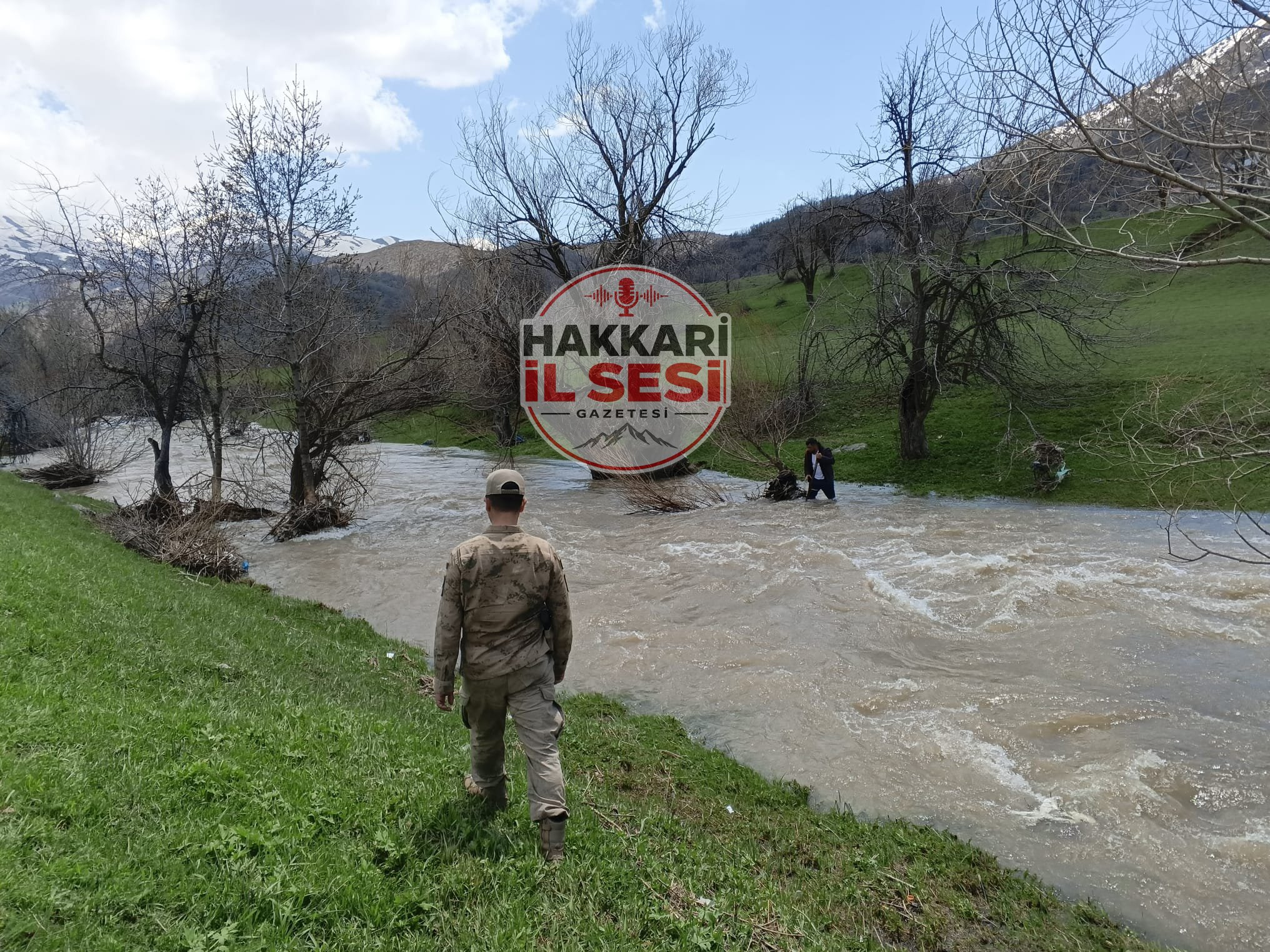 Hakkari'de dereye düşen çocuk aranıyor