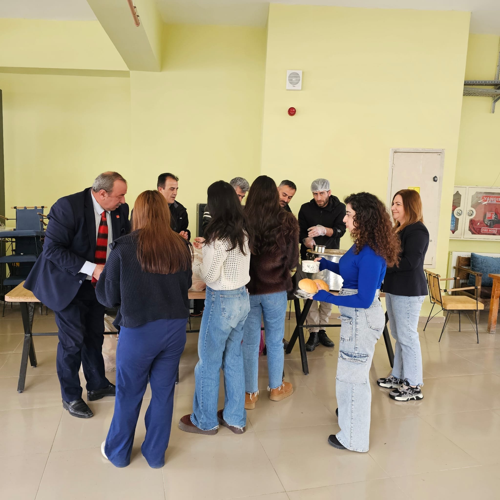 CHP Hakkari İl Örgütü’nden öğrencilere sıcak çorba ikramı