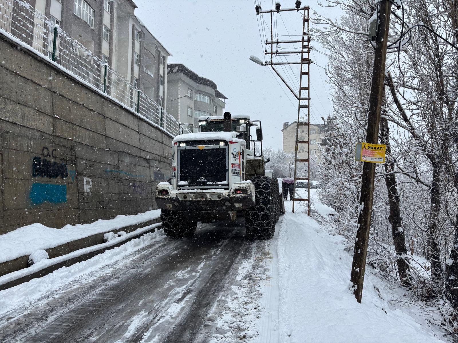 Hakkari’ye Nisan şoku: Kar yağışı hayatı felç etti