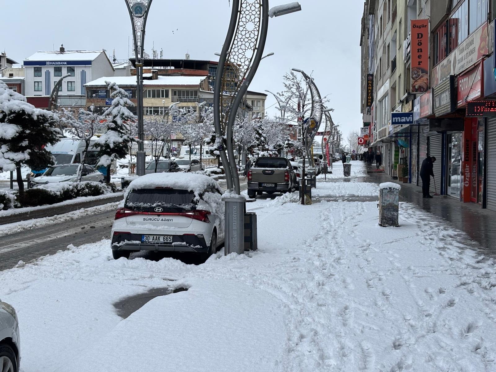 Hakkari’ye Nisan şoku: Kar yağışı hayatı felç etti