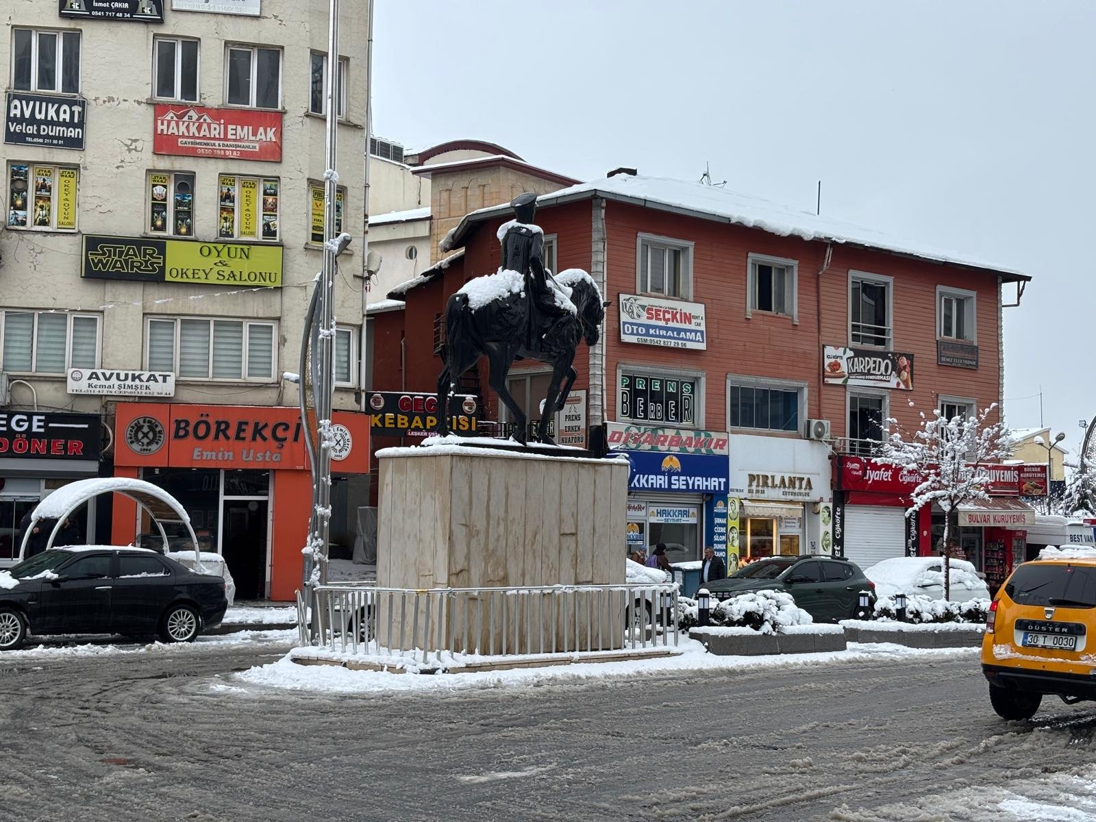 Hakkari’ye Nisan şoku: Kar yağışı hayatı felç etti