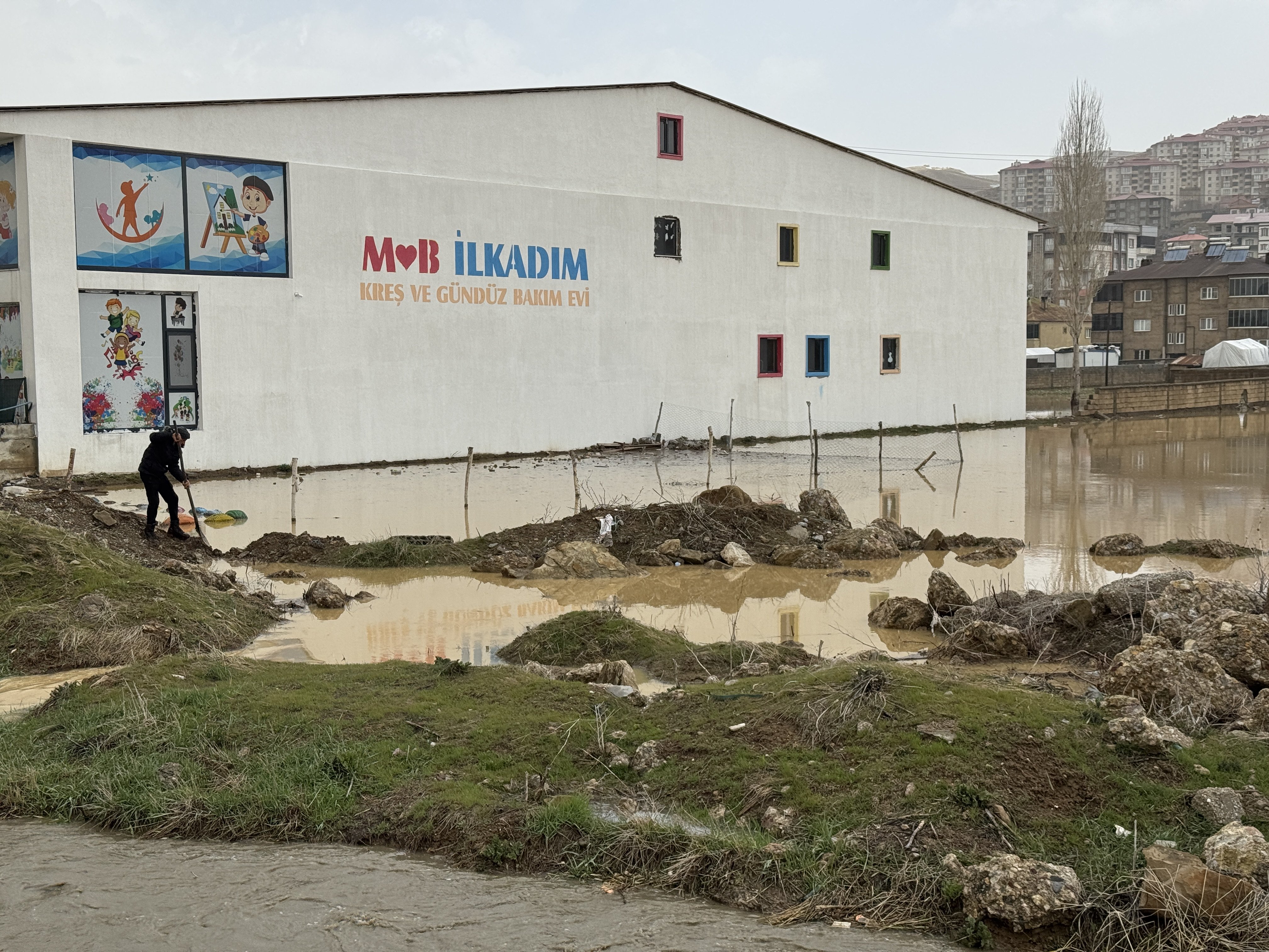 Hakkari'de sağanak hayatı olumsuz etkiledi